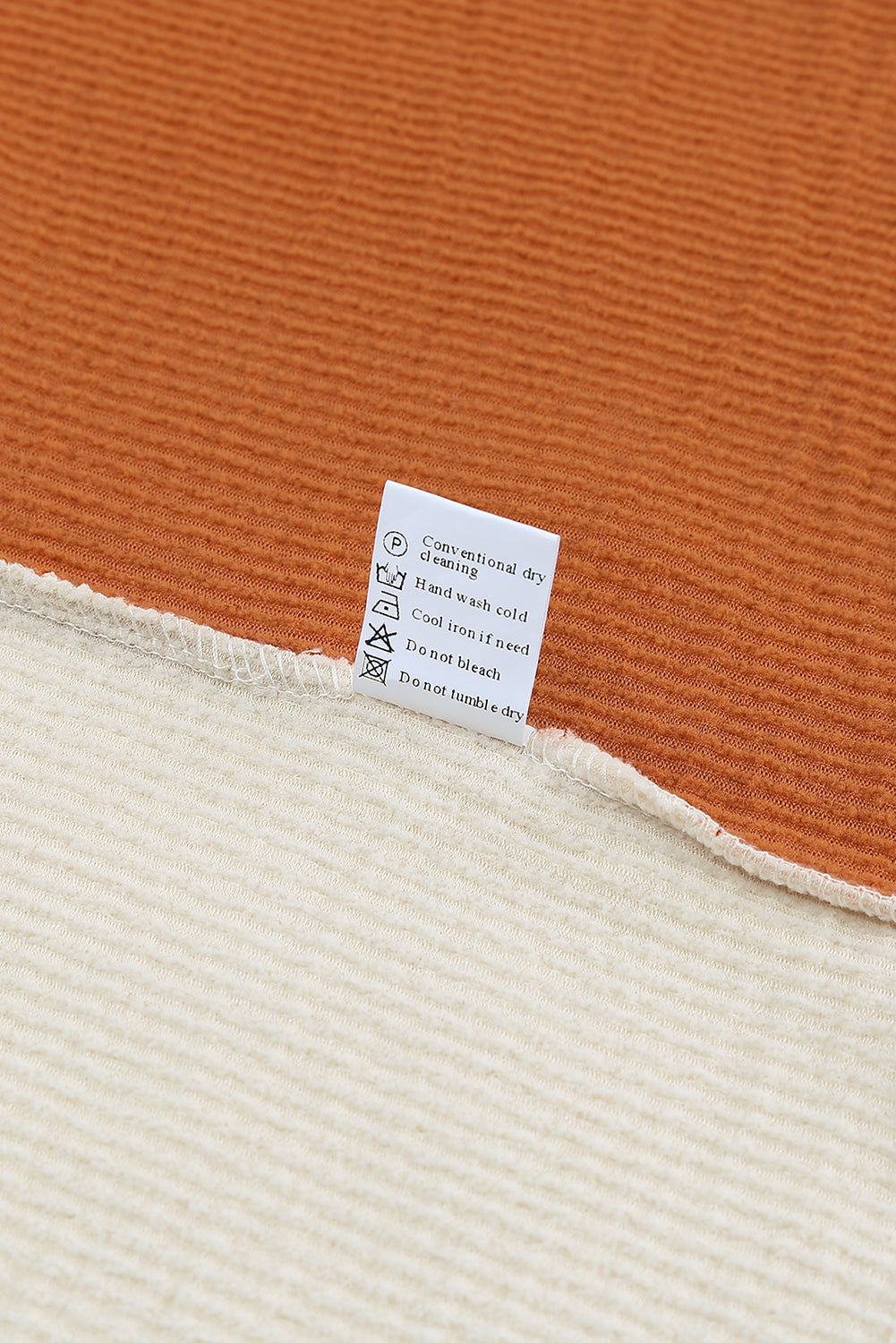 Top de manga larga acanalado con bloques de color patchwork