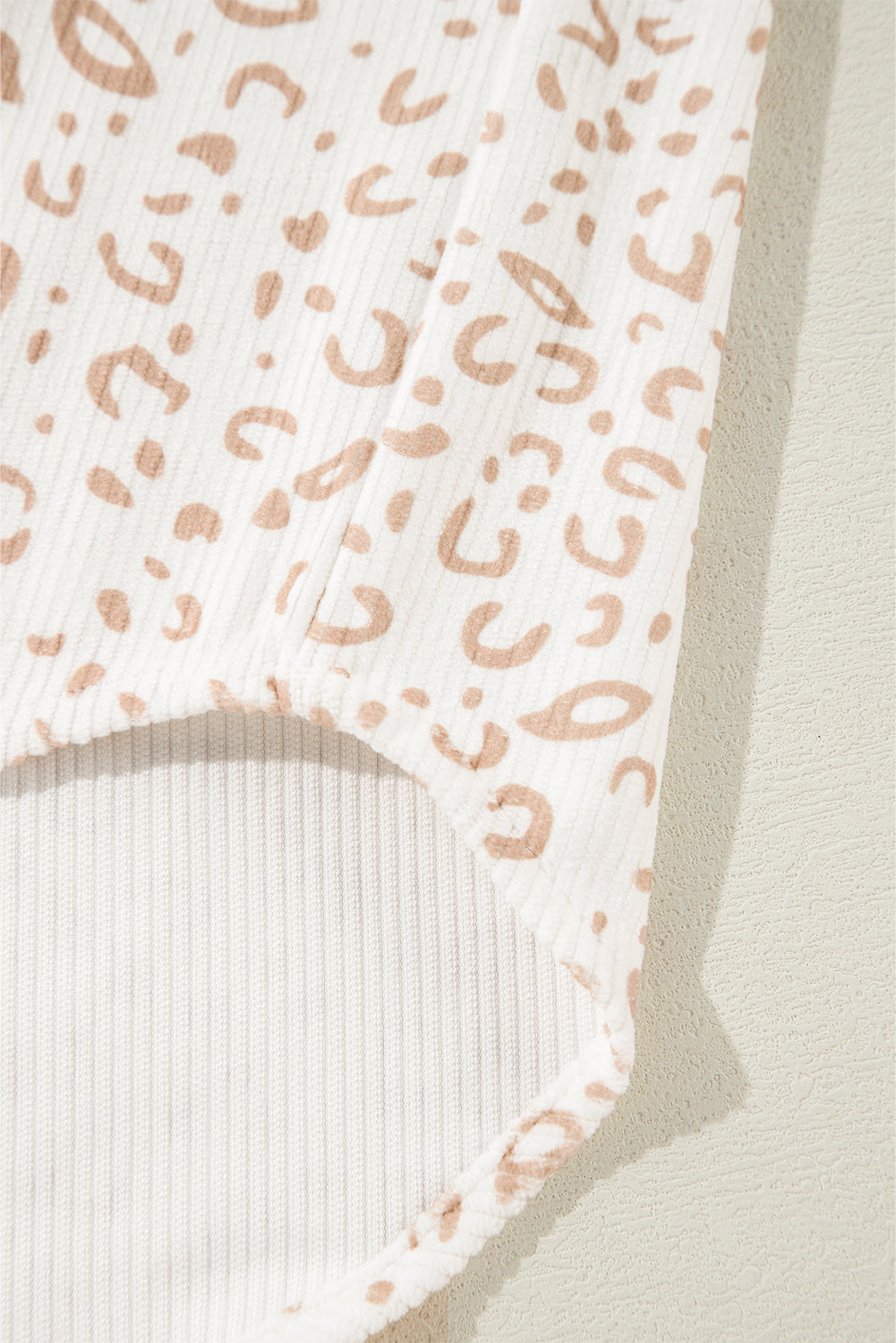 Veste-chemise boutonnée en velours côtelé beige à imprimé léopard avec poches à rabat