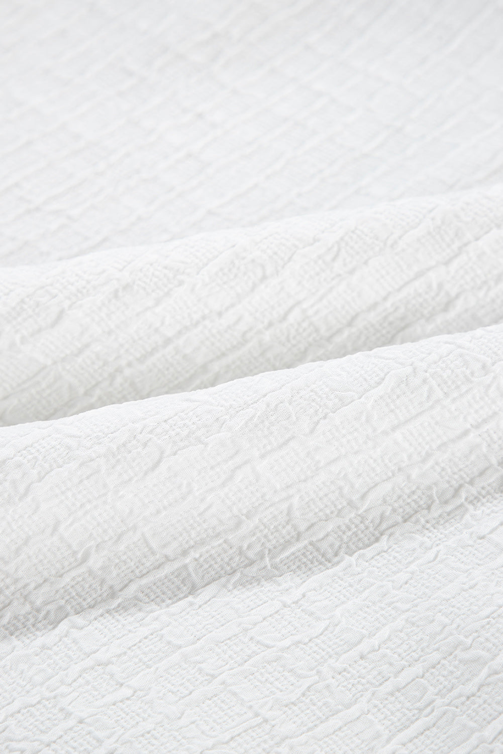 Chemisier texturé à manches bouffantes et broderie florale blanche