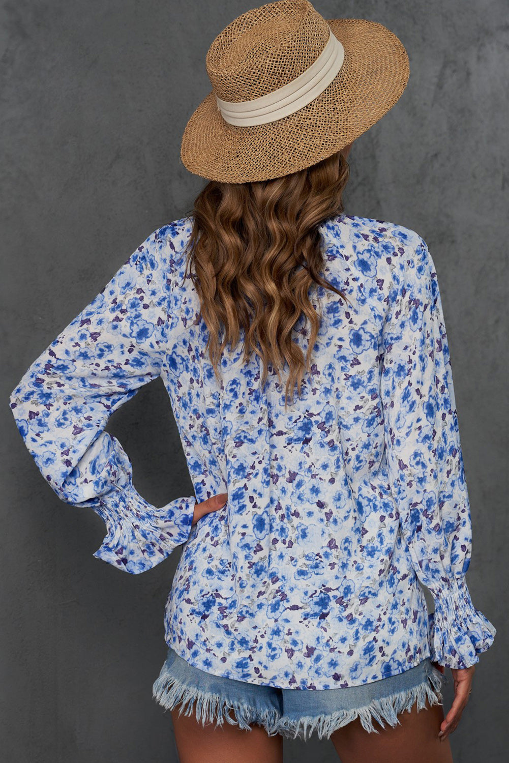 Blusa con botones y cuello en V con estampado floral 