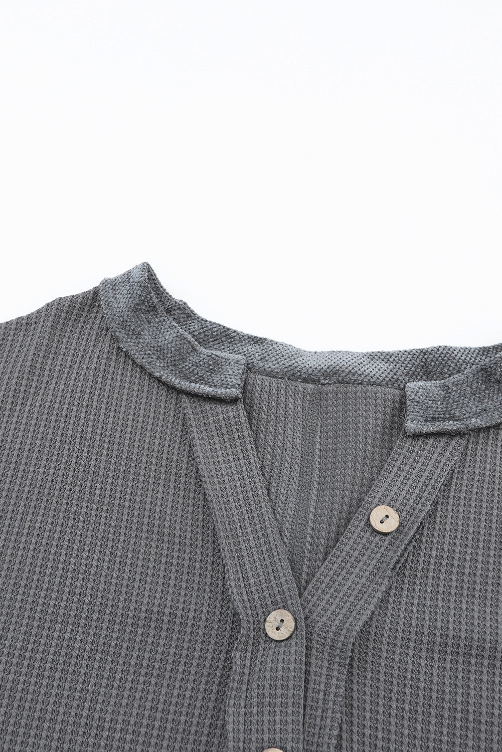 Haut Henley en tricot gaufré blanc brillant avec coutures apparentes et patchs contrastés