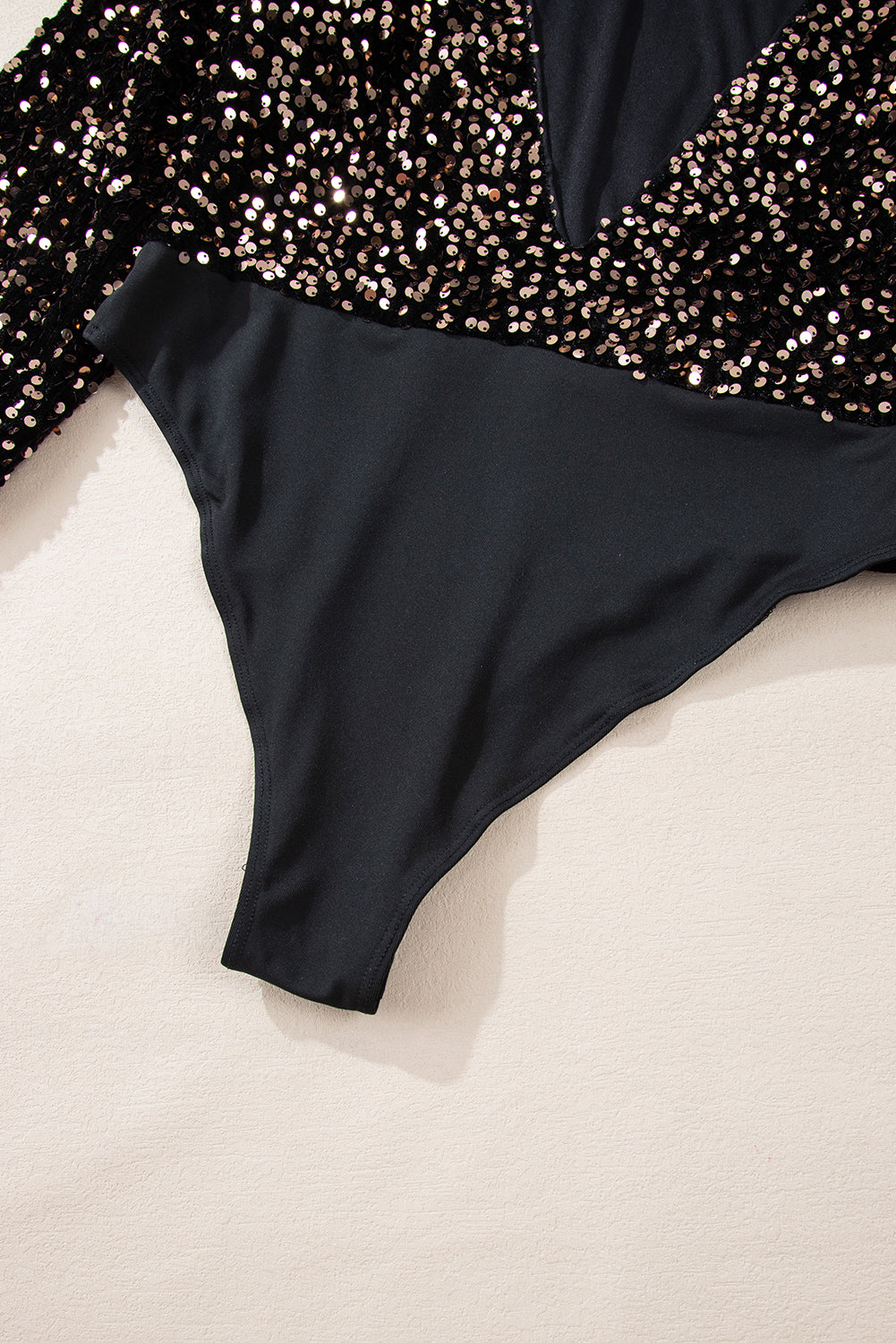 Body noir à manches bouffantes et sequins avec dos en V profond