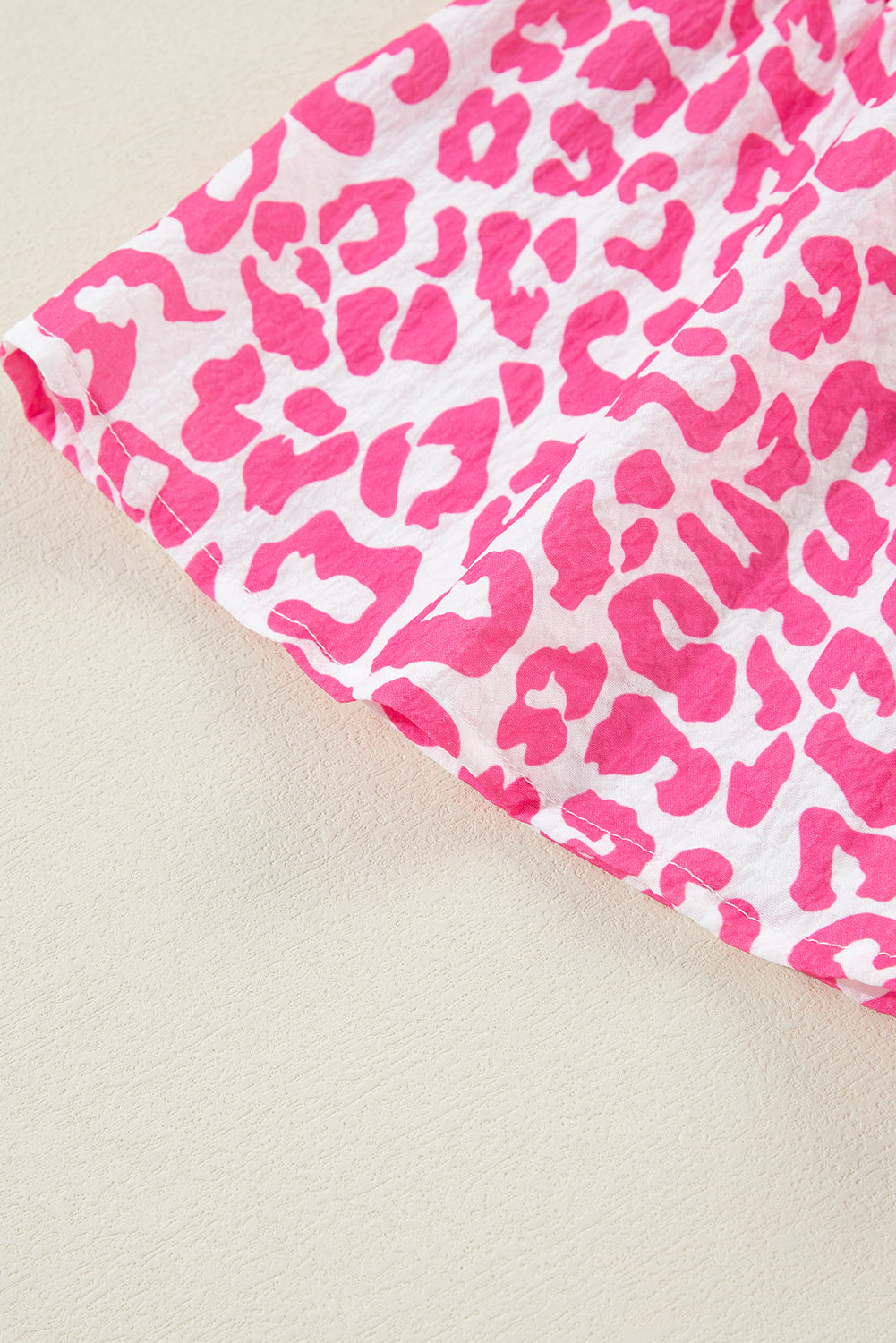 Mini-robe boutonnée à manches longues et imprimé léopard rose vif