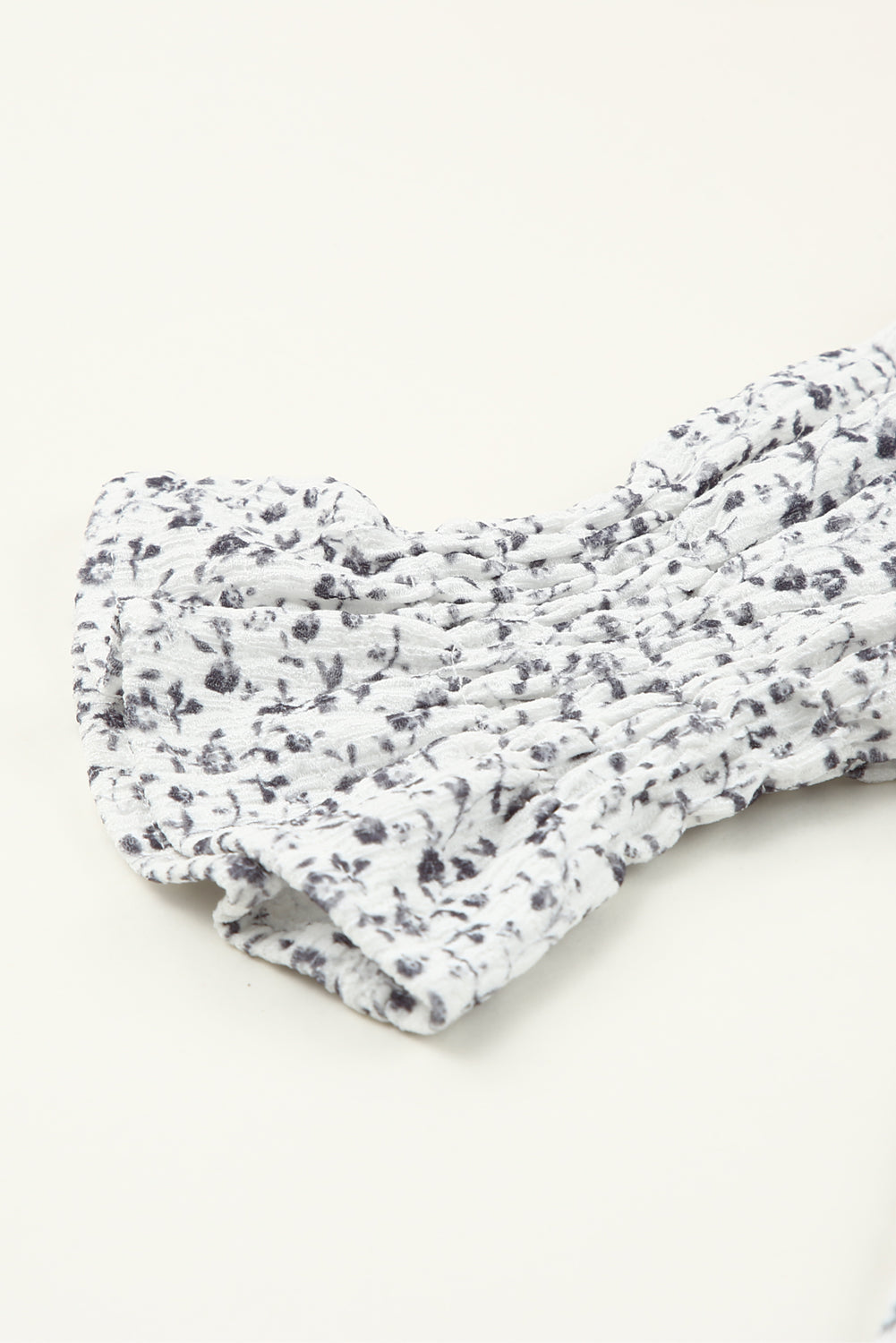 Blusa con mangas de burbuja con volantes arrugados y estampado floral negro 