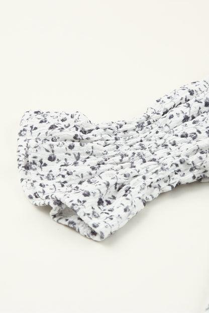 Blusa con mangas de burbuja con volantes arrugados y estampado floral negro 