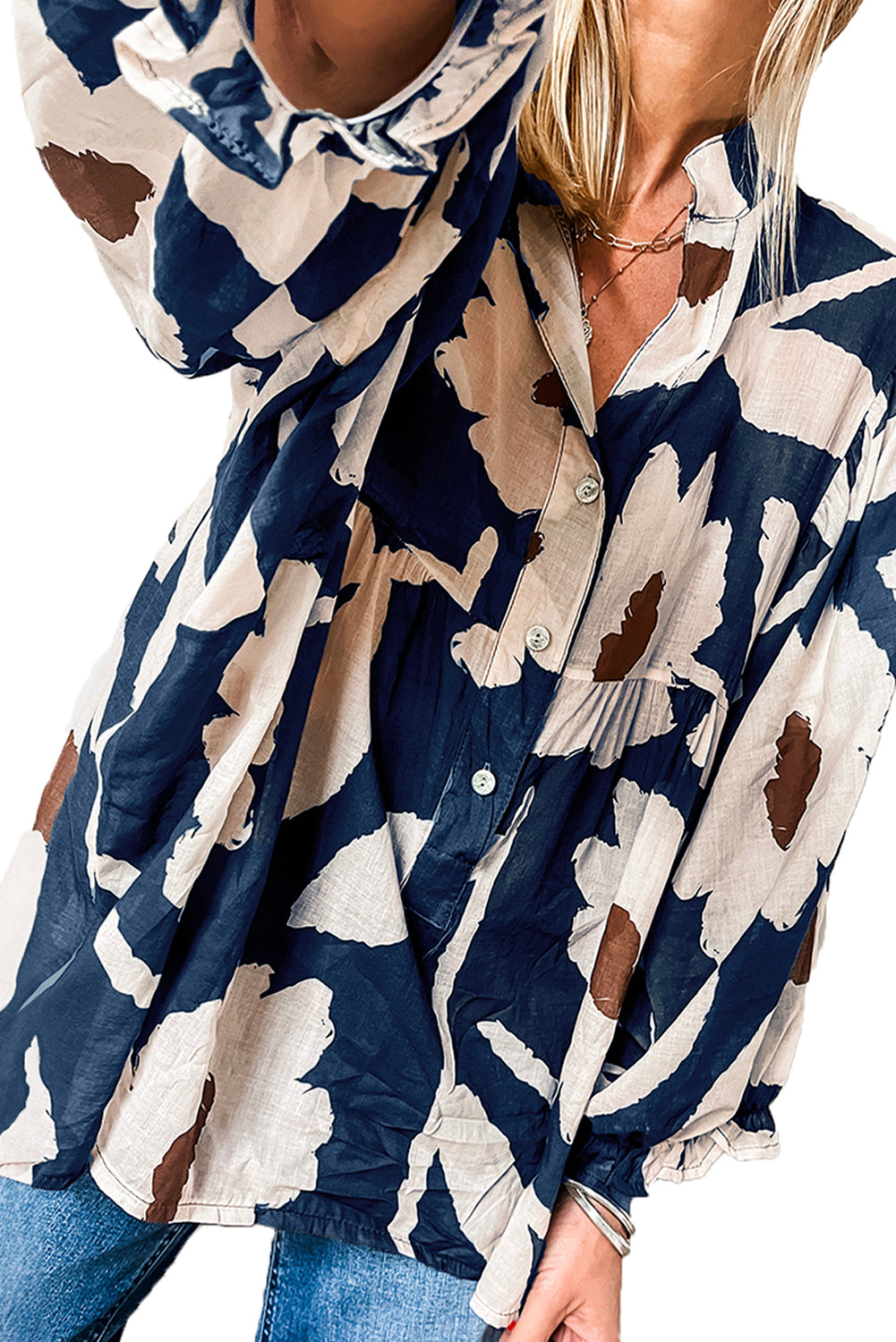 Chemisier bleu voile à imprimé floral abstrait et manches bouffantes à demi-boutons