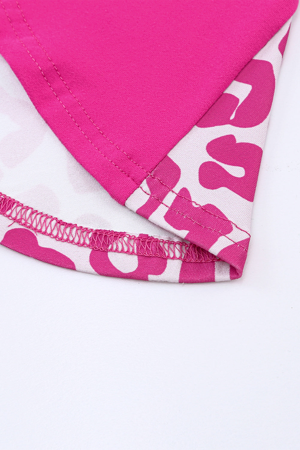 Robe t-shirt à manches courtes et imprimé léopard contrasté avec fentes 