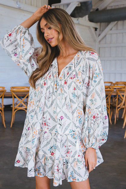 Robe blanche à volants et col fendu avec pompons et imprimé floral style bohème 