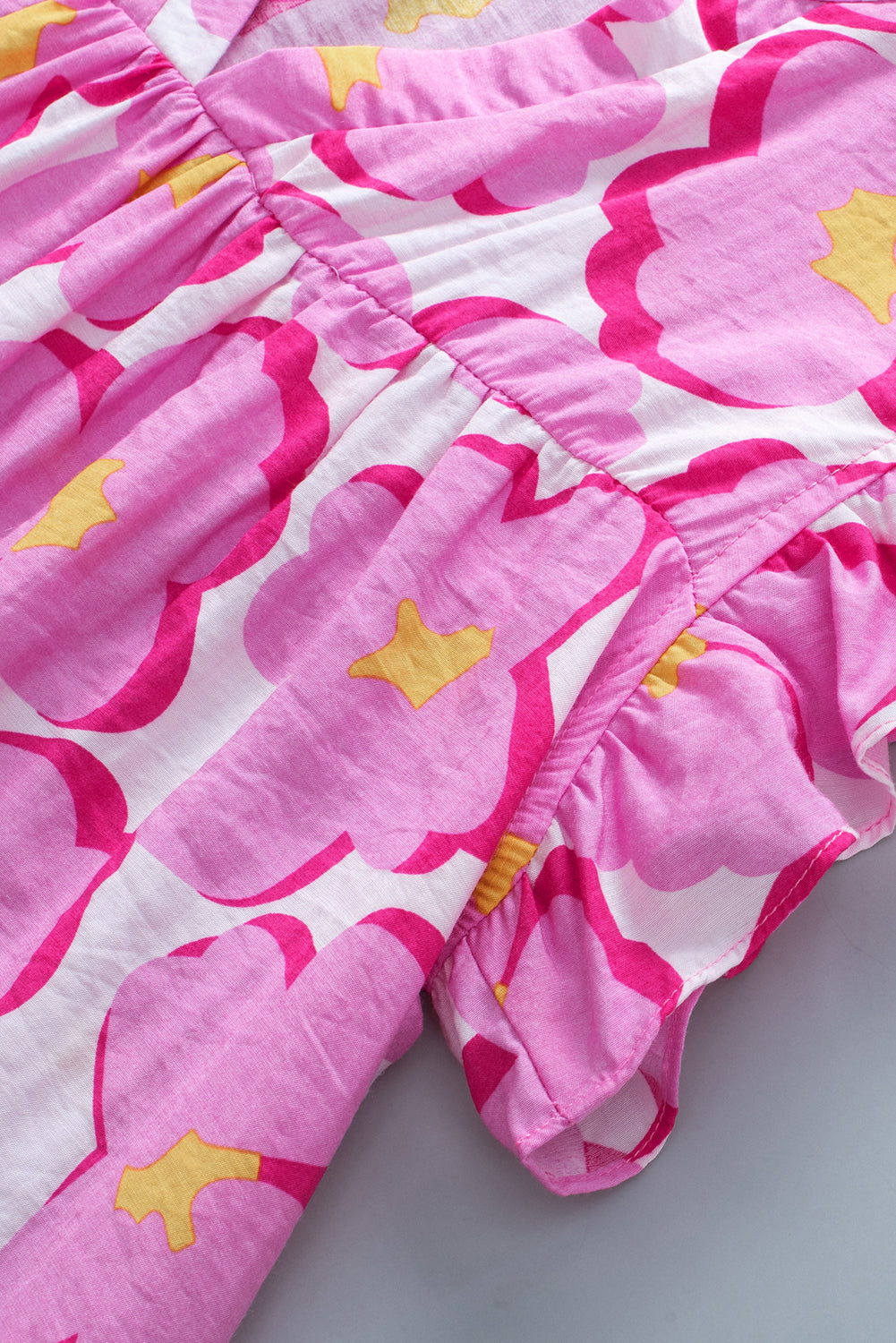 Chemisier babydoll à manches volantées et motif floral rose