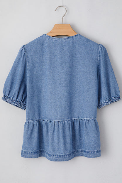 Chemise en jean péplum bleu crépuscule à manches bouffantes et nouée sur le devant