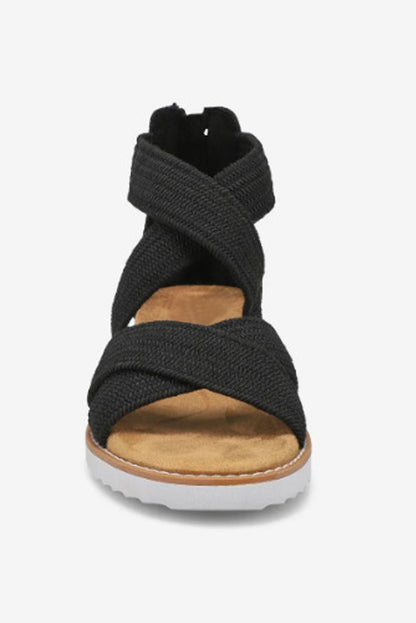 Sandalias de cuña baja con cremallera y tiras cruzadas en beige