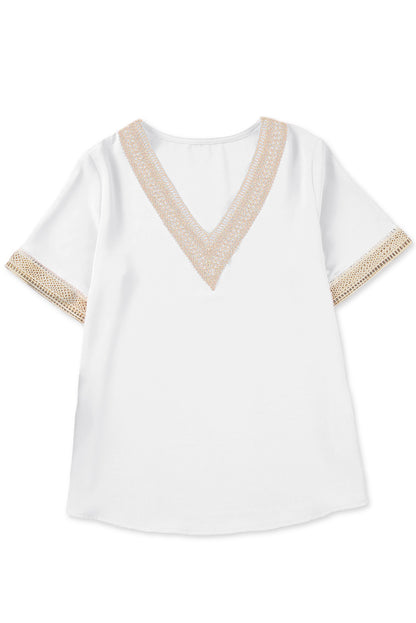 Chemisier à manches courtes et col en V avec bordure en dentelle