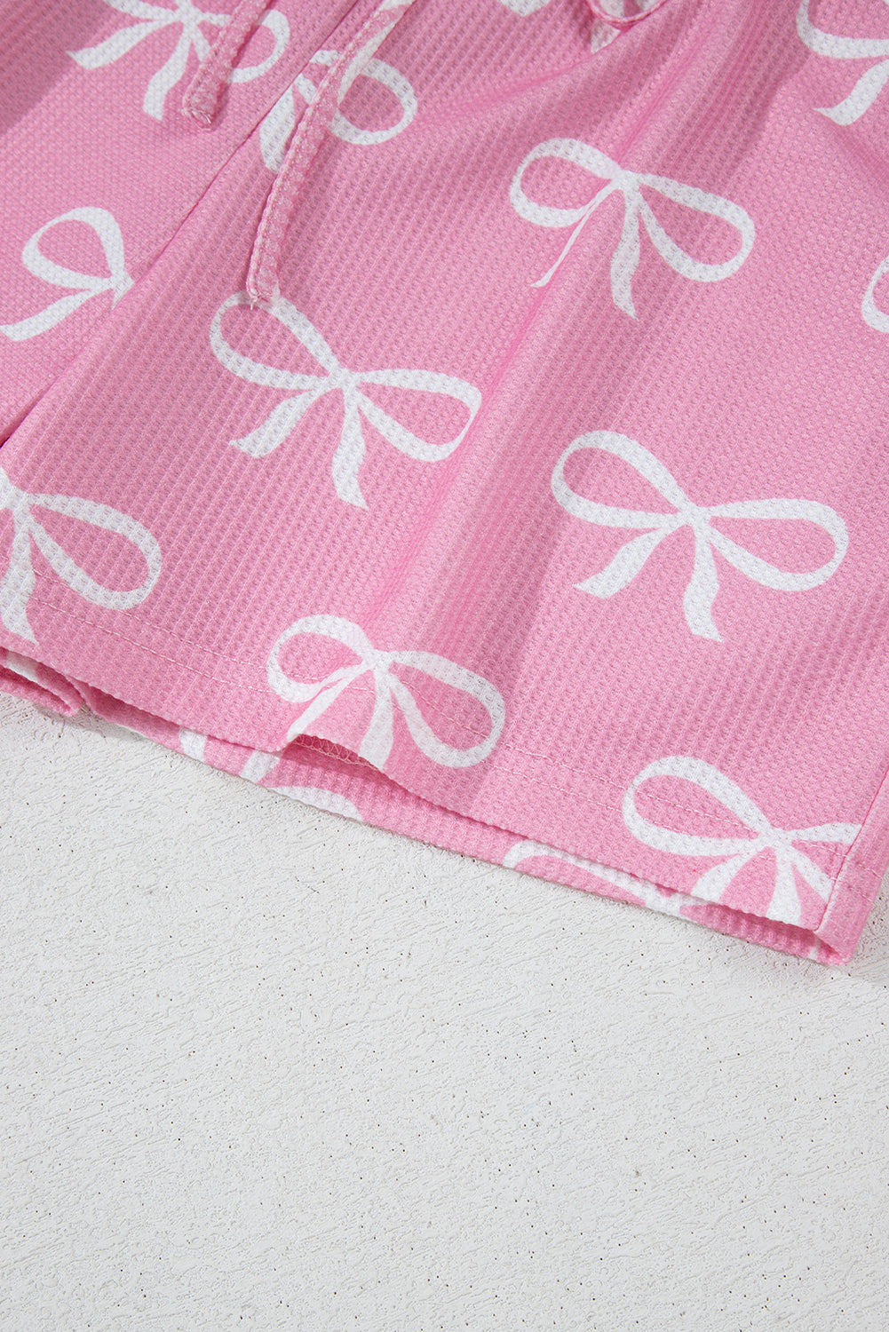 Ensemble t-shirt col V et short en tricot gaufré rose imprimé nœud papillon