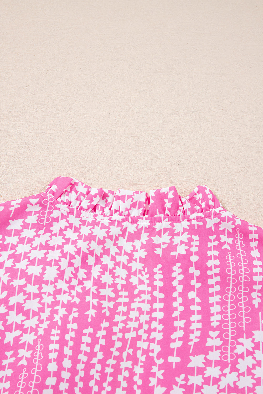 Chemisier rose à imprimé abstrait et bordure Ric Rac, manches flottantes, col en V cranté