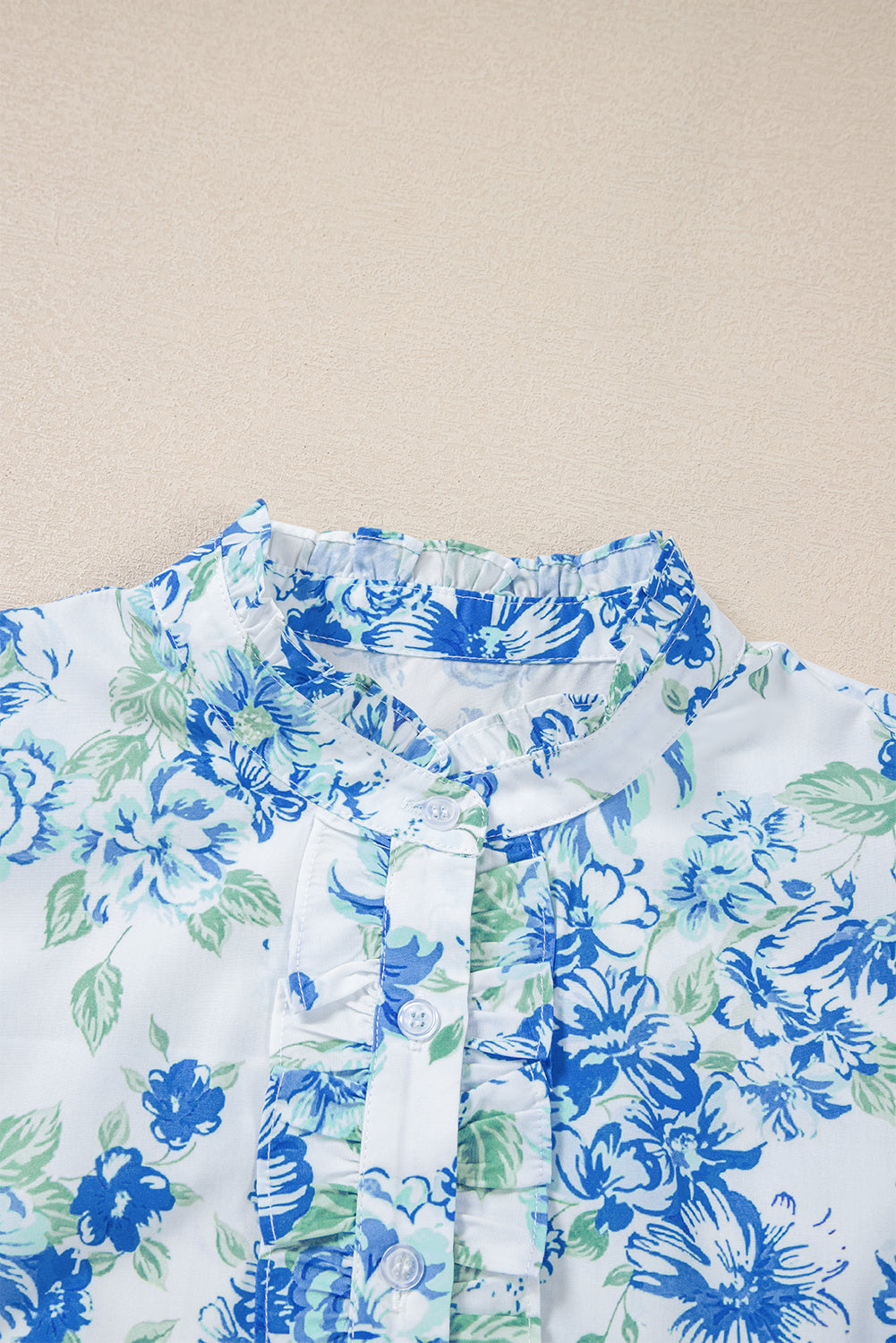 Chemise boutonnée à volants et imprimé floral bleu ciel