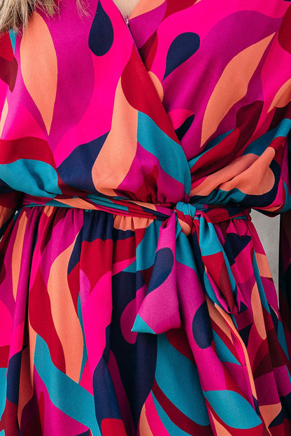 Mini-robe rouge à manches bouffantes et ceinture à imprimé abstrait 