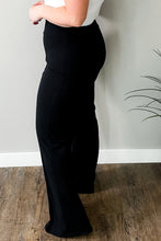 Pantalones negros de talla grande con pierna recta y costura expuesta 