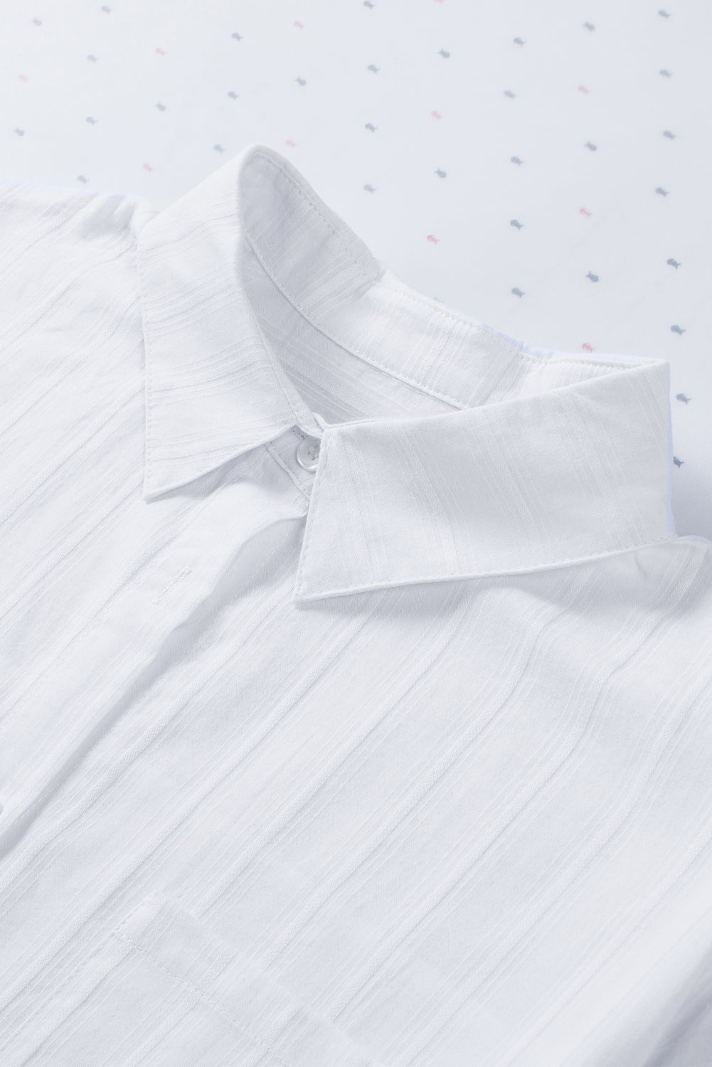 Camisa con botones texturizados y bolsillos