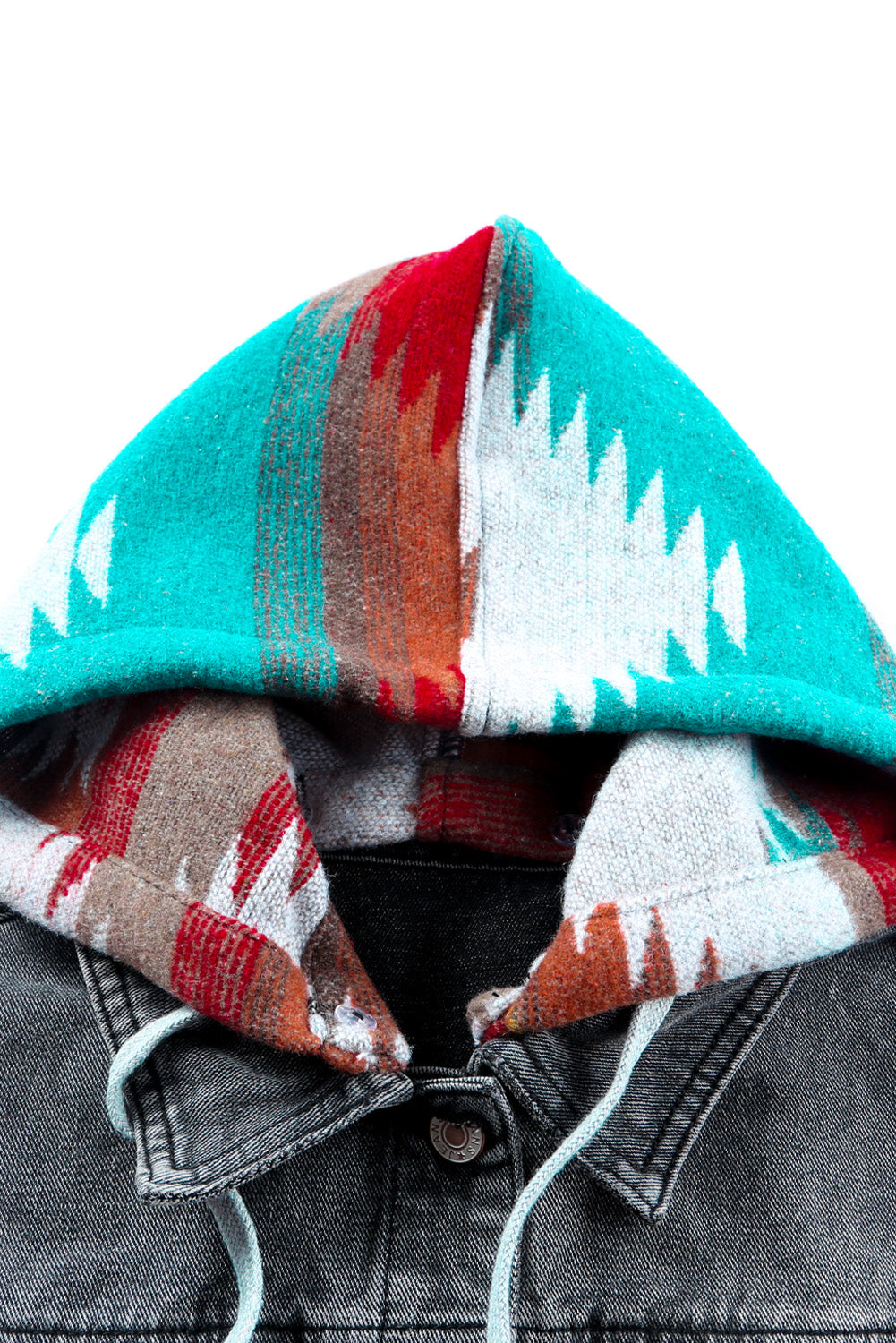 Chaqueta vaquera con dobladillo deshilachado y estampado azteca multicolor