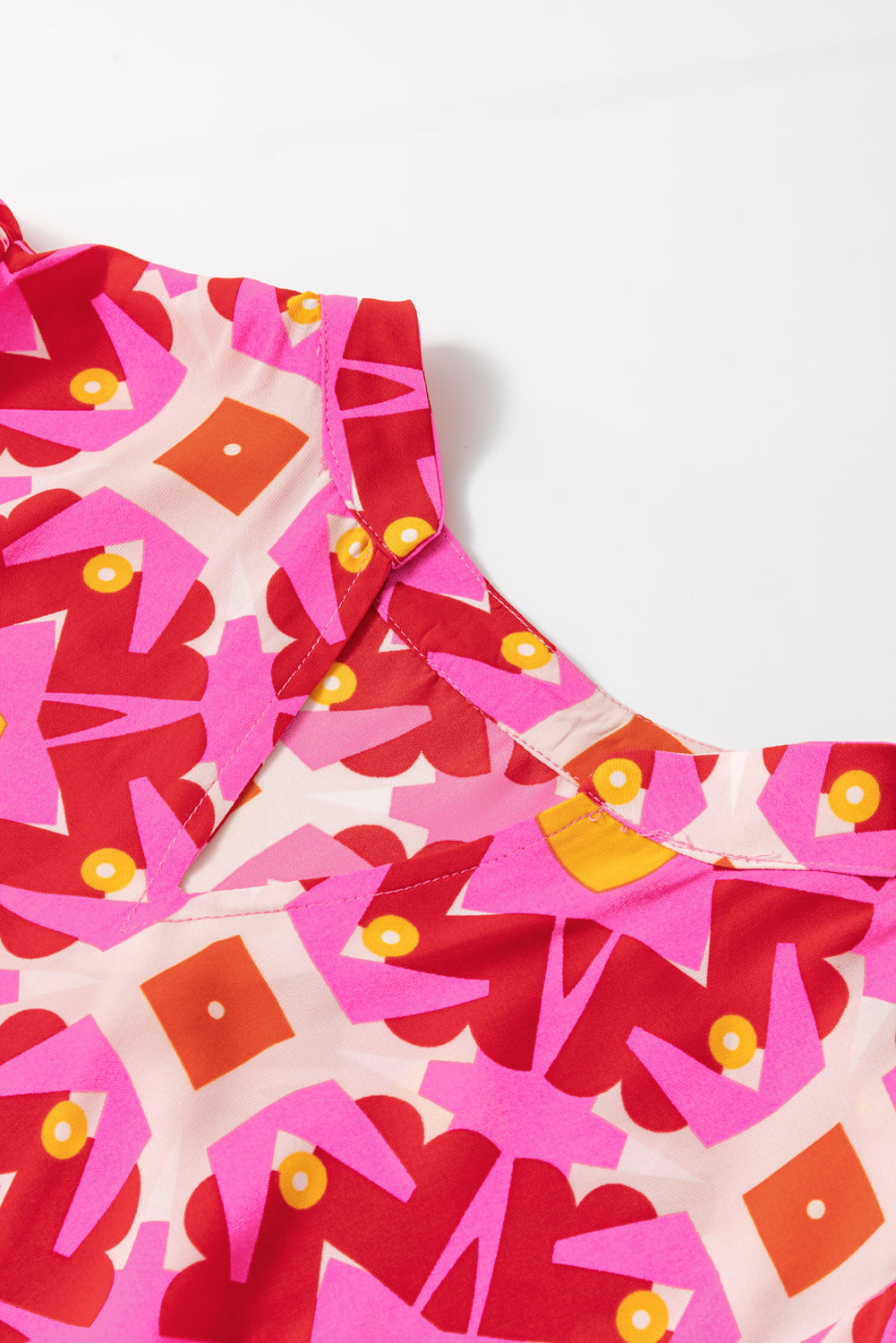 Robe longue à col en V et imprimé géométrique rose fraise