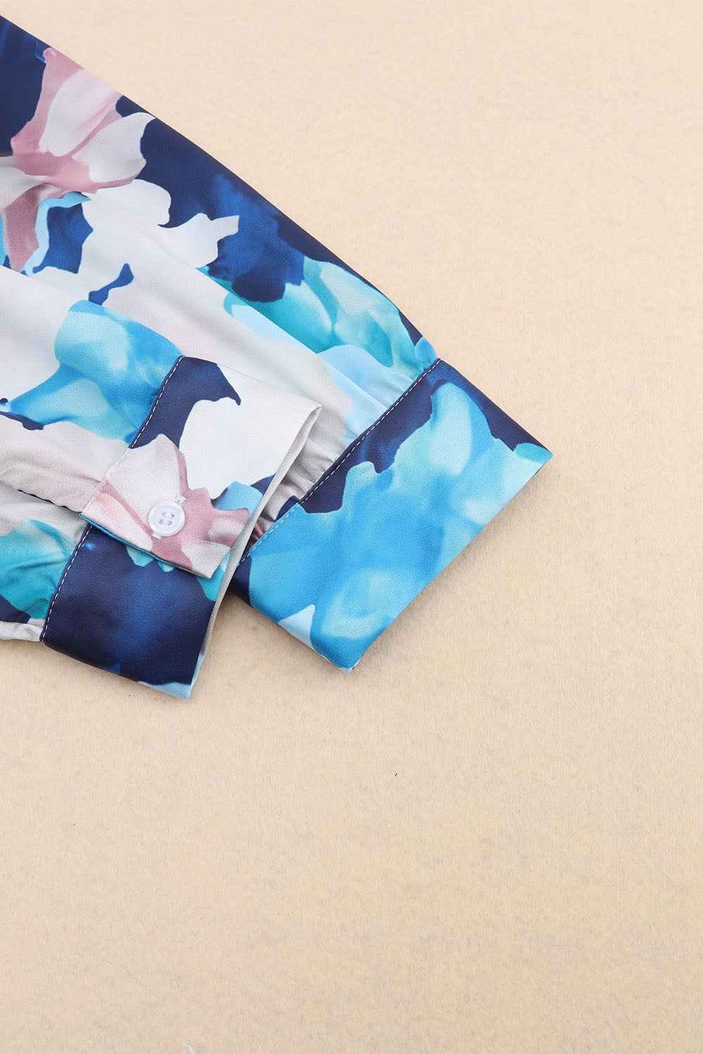 Robe à volants nouée à manches longues et motif floral abstrait 