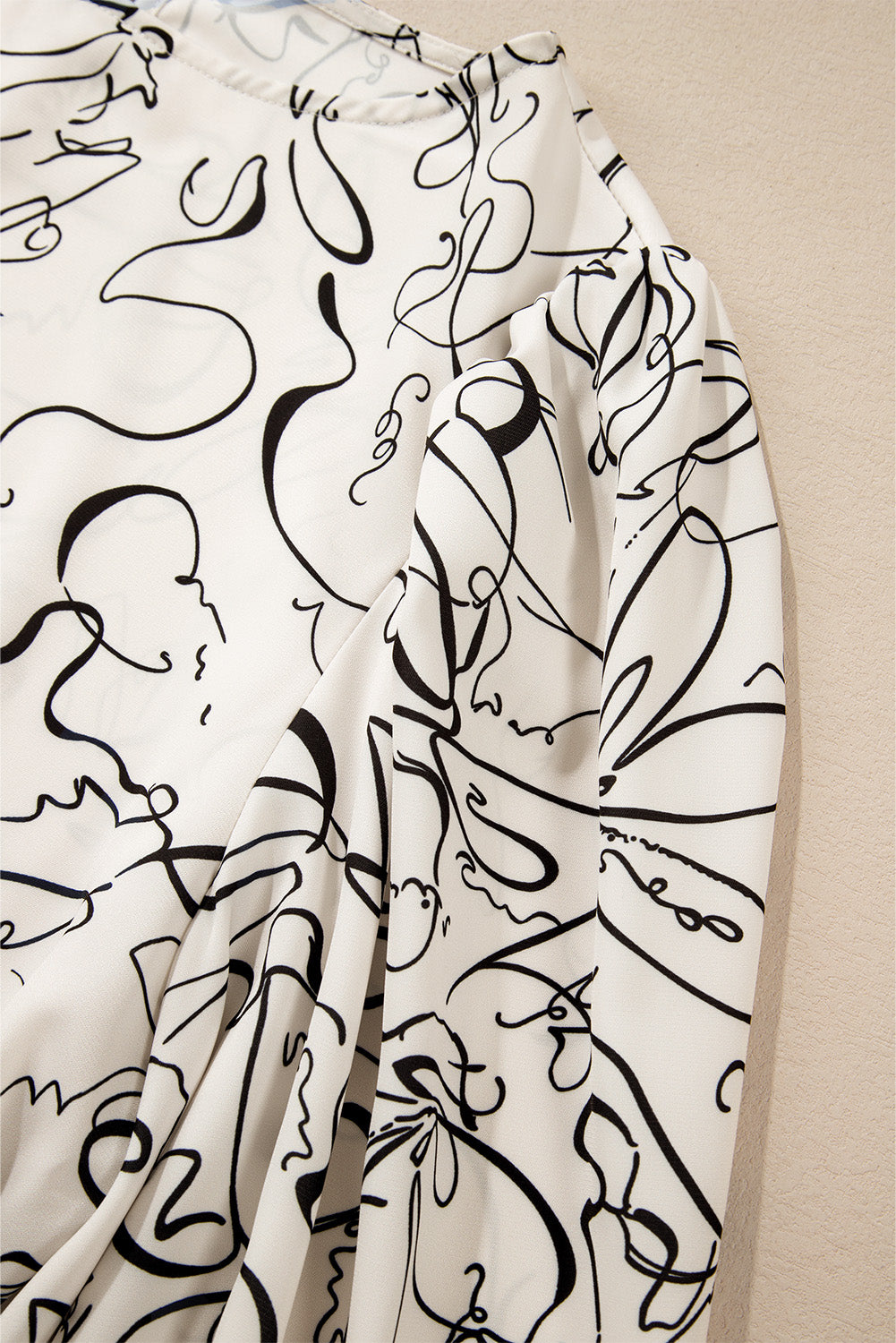 Chemisier beige à col rond et manches ballon à imprimé abstrait