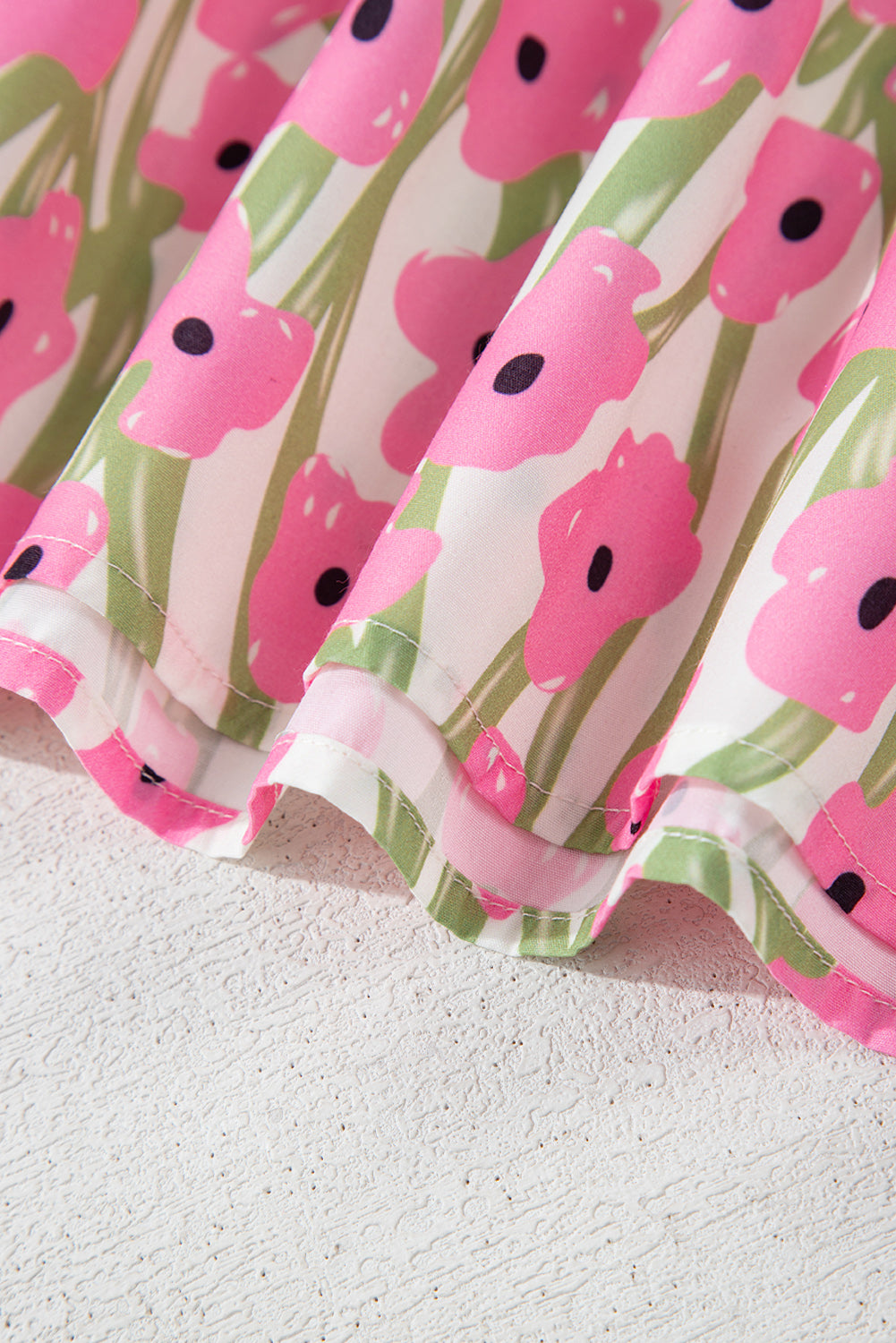 Robe longue rose à imprimé floral, col carré et bretelles à volants