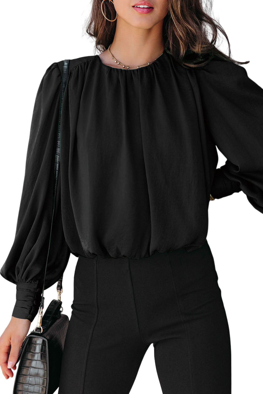 Blusa holgada plisada con puños abotonados y hombros acolchados negros