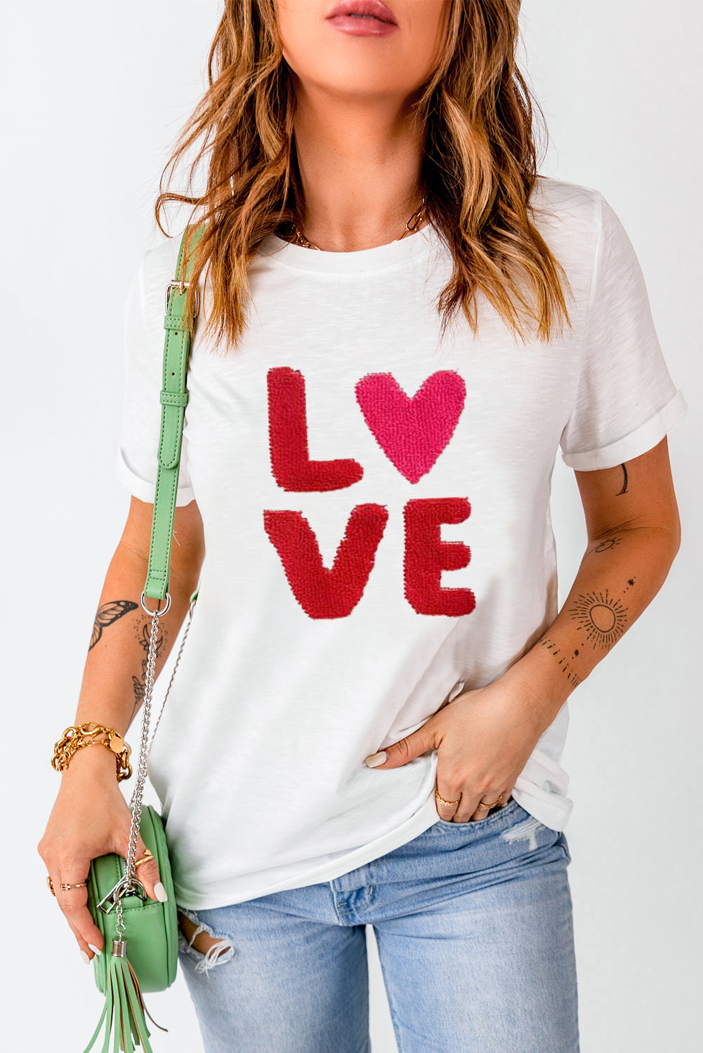 T-shirt graphique de Saint-Valentin avec cœur blanc LOVE