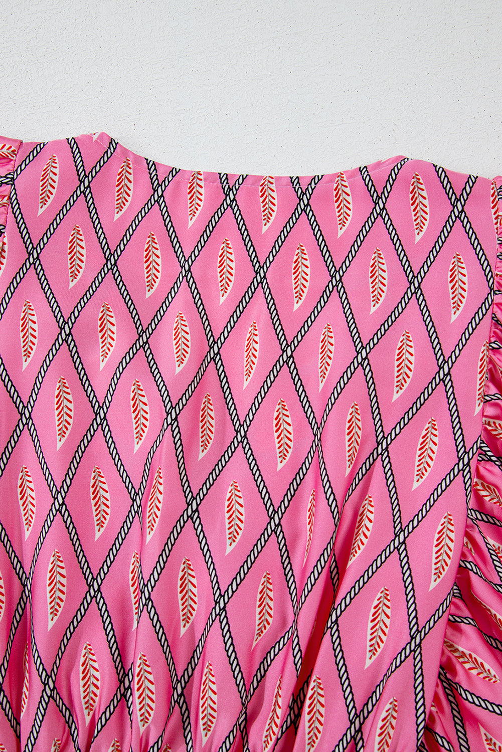 Combinaison taille haute à col en V et imprimé géométrique cachemire rose