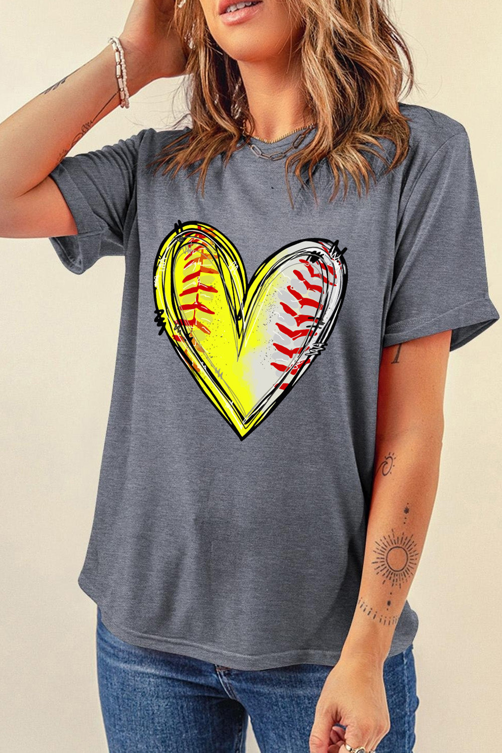 T-shirt ras du cou gris à imprimé cœur de baseball