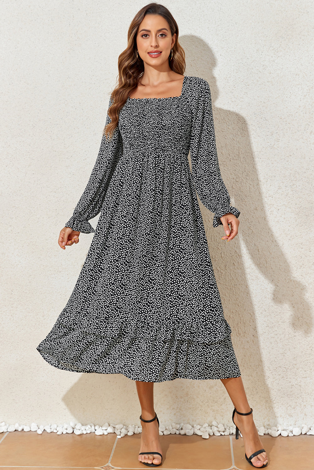 Robe mi-longue noire à imprimé floral et manches longues à col carré