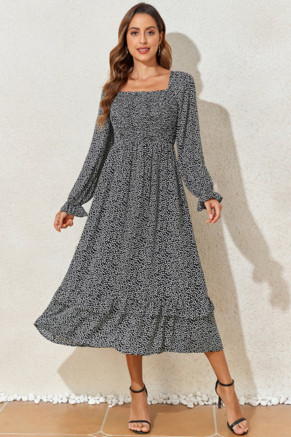 Robe mi-longue noire à imprimé floral et manches longues à col carré