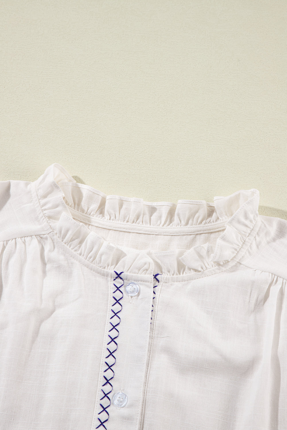 Chemise blanche à manches bouffantes brodées de fleurs