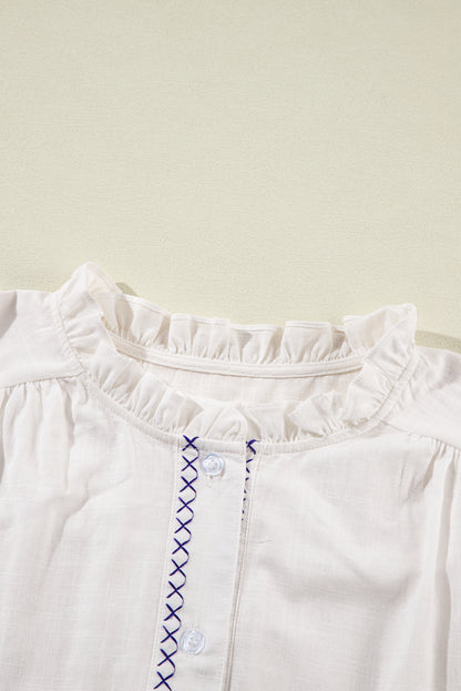 Chemise blanche à manches bouffantes brodées de fleurs