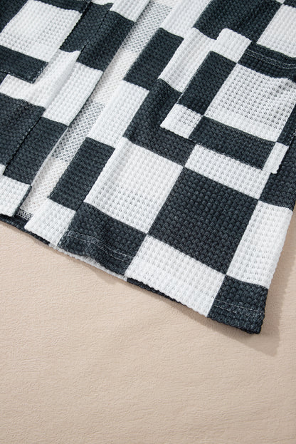 Cardigan ouvert sur le devant en tricot gaufré à carreaux noirs avec trou pour le pouce