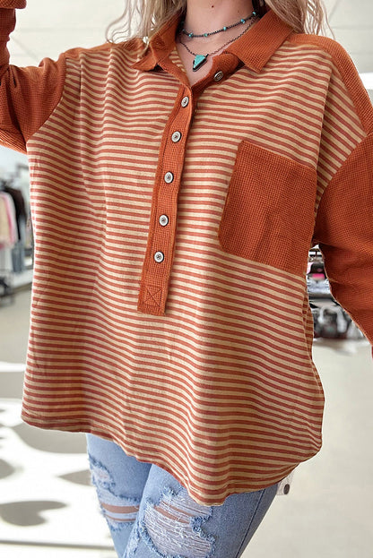 Sweat-shirt boutonné à rayures rouges texturées et épaules tombantes, grande taille