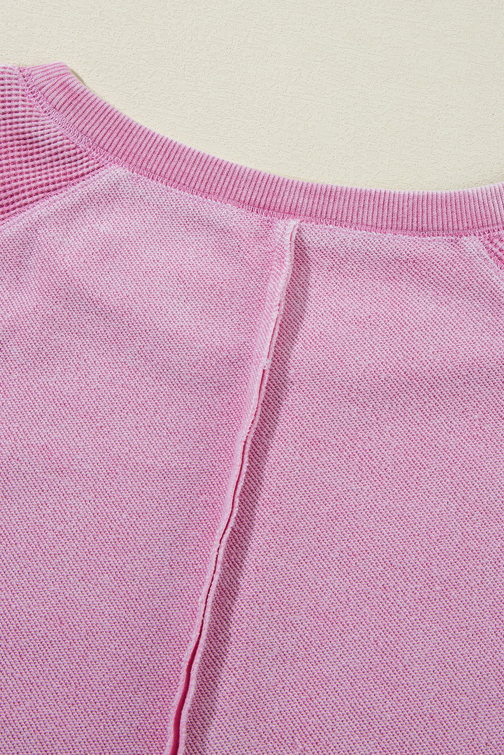 Sweat-shirt raglan rose en maille gaufrée avec coutures apparentes