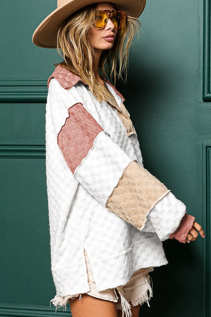 Chemisier ample à carreaux blancs et patchwork, coutures apparentes, col en V