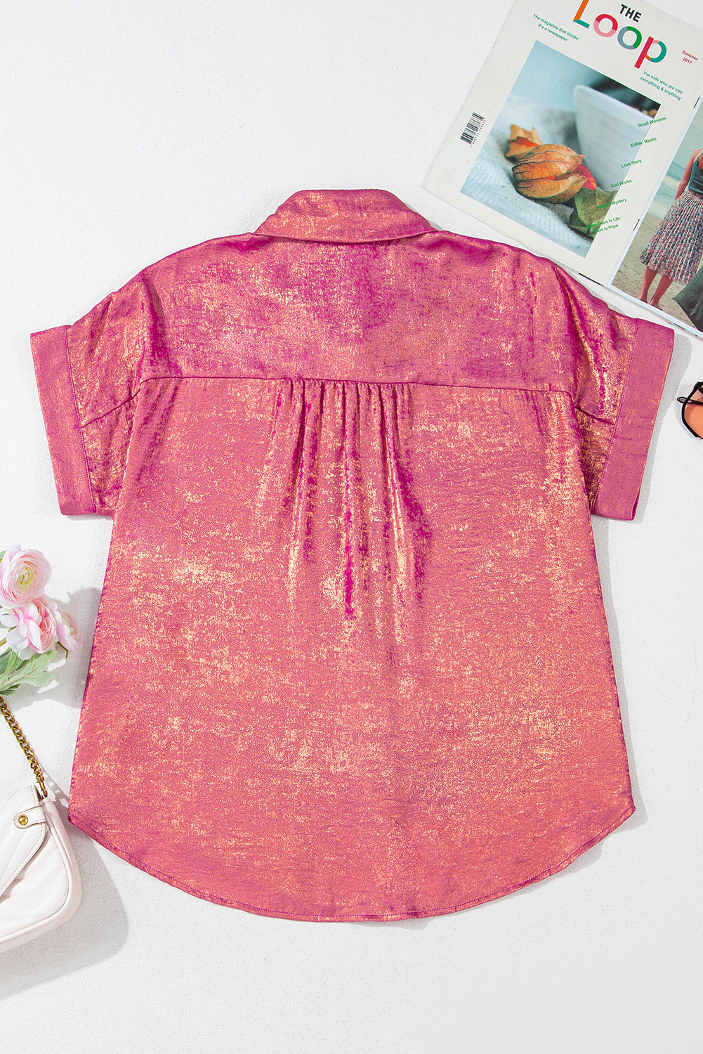 Chemise décontractée boutonnée à manches courtes et à reflets métallisés rouge rose
