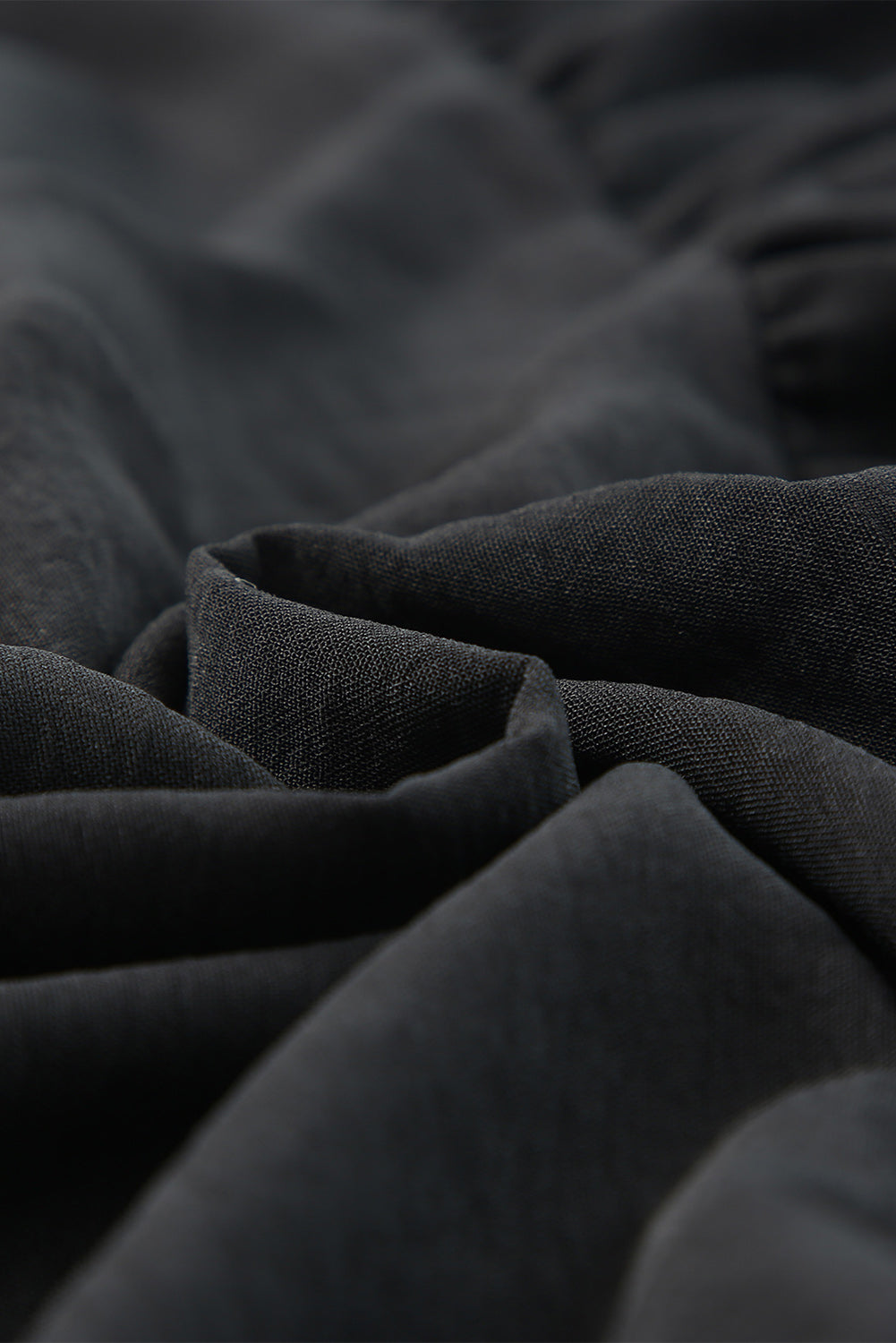 Mini-robe à volants, col en V et dos froncé