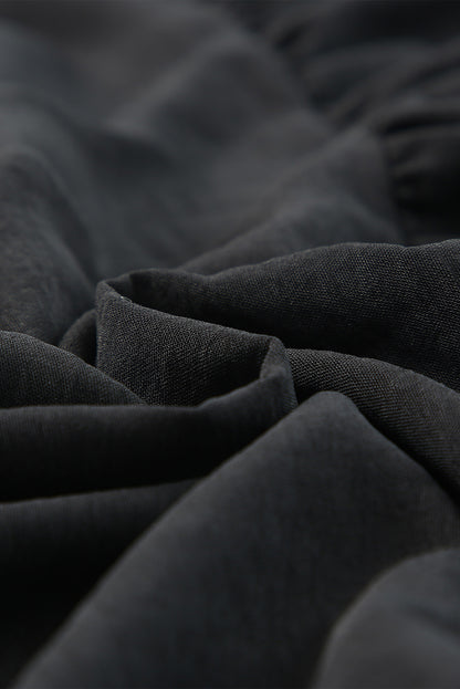 Mini-robe à volants, col en V et dos froncé