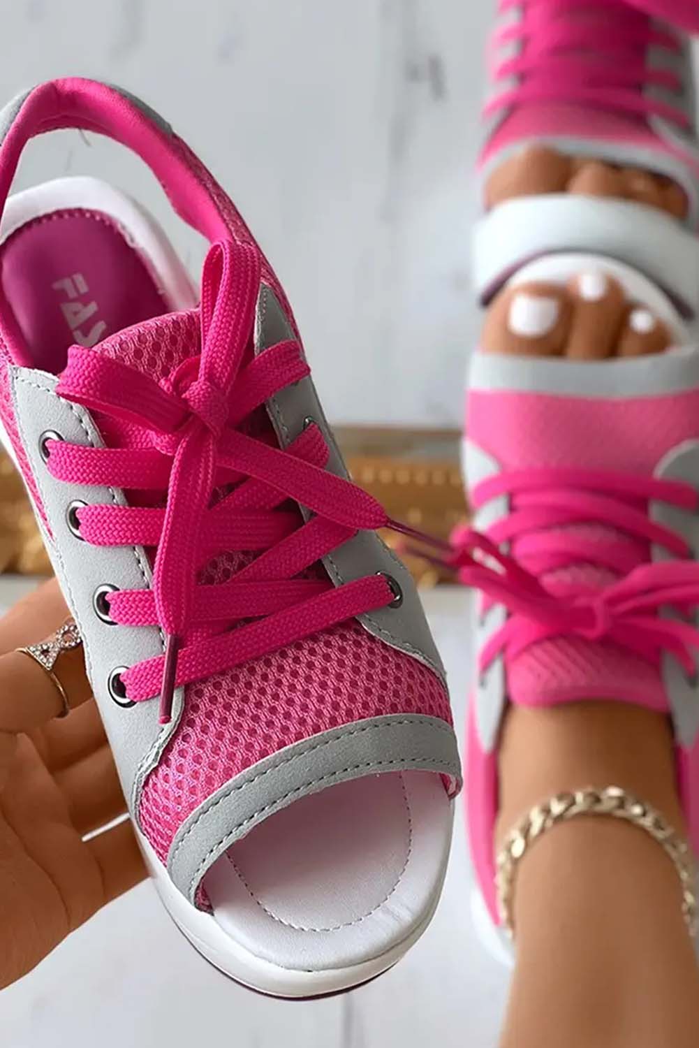 Sandales compensées à lacets et bout ouvert en maille