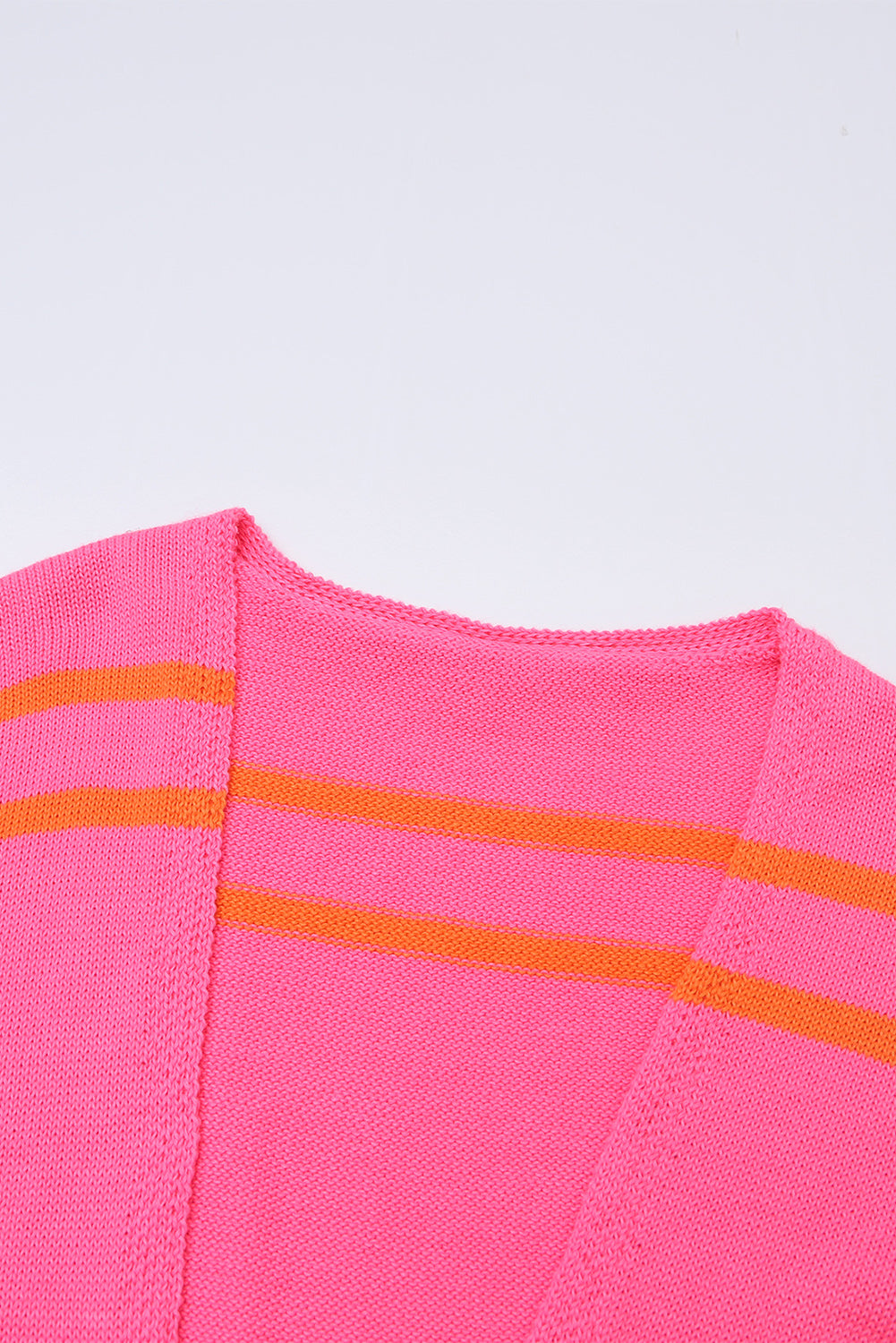 Cardigan boutonné à manches longues et bordure côtelée à rayures beiges