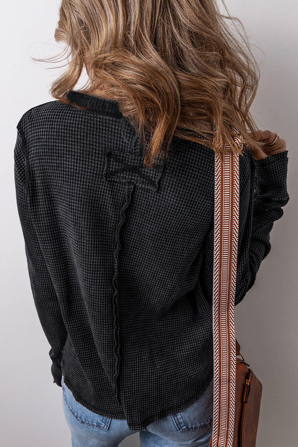 Haut à manches longues en tricot gaufré noir délavé à l'acide avec col boutonné