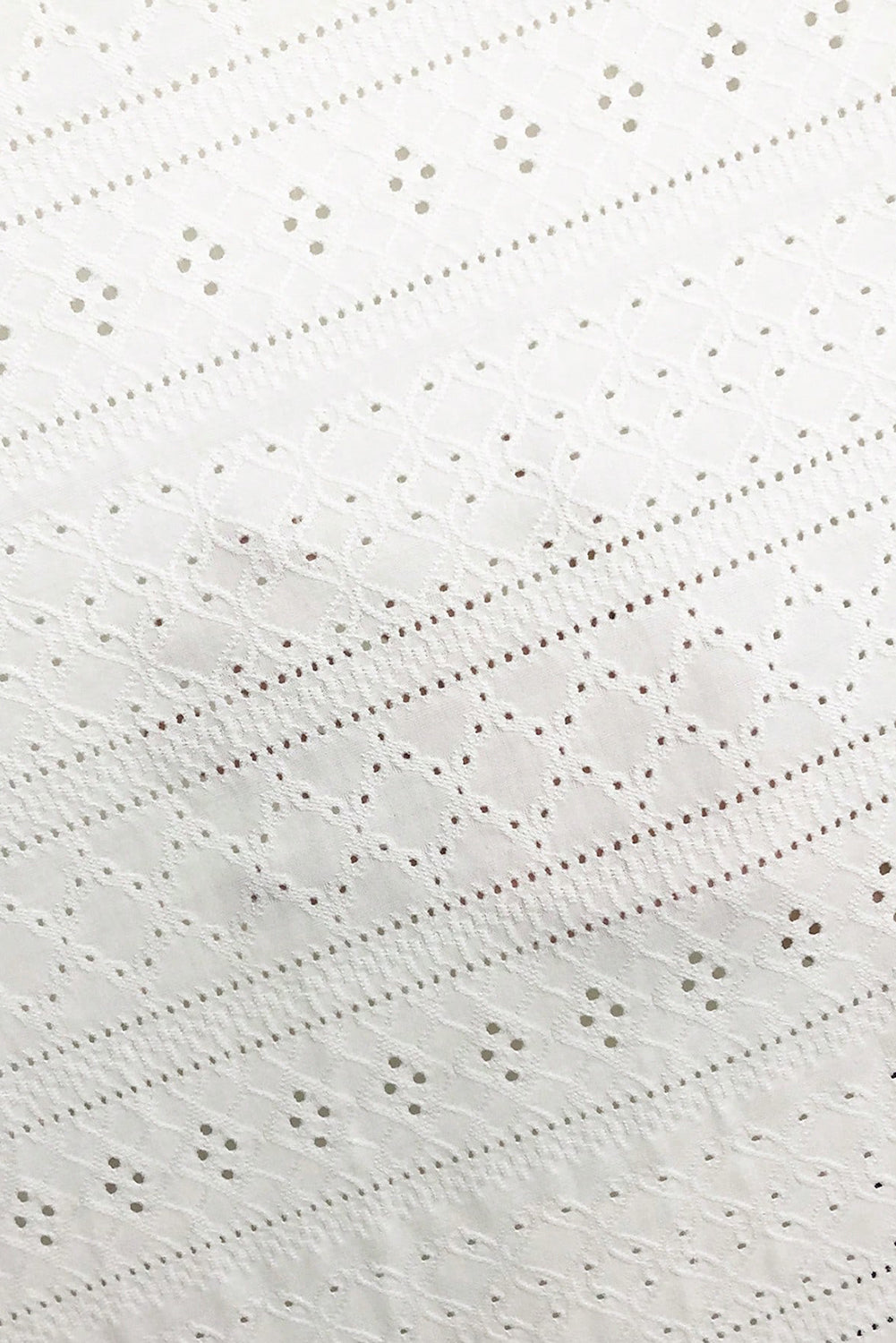 Haut à manches longues en dentelle florale blanche avec œillets 