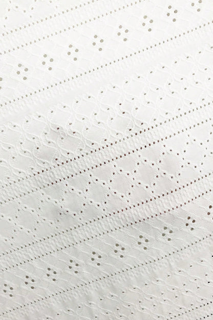 Haut à manches longues en dentelle florale blanche avec œillets 