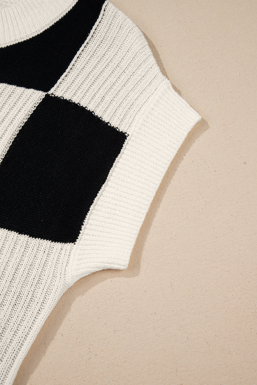 Pull ras du cou à manches courtes et à carreaux noirs