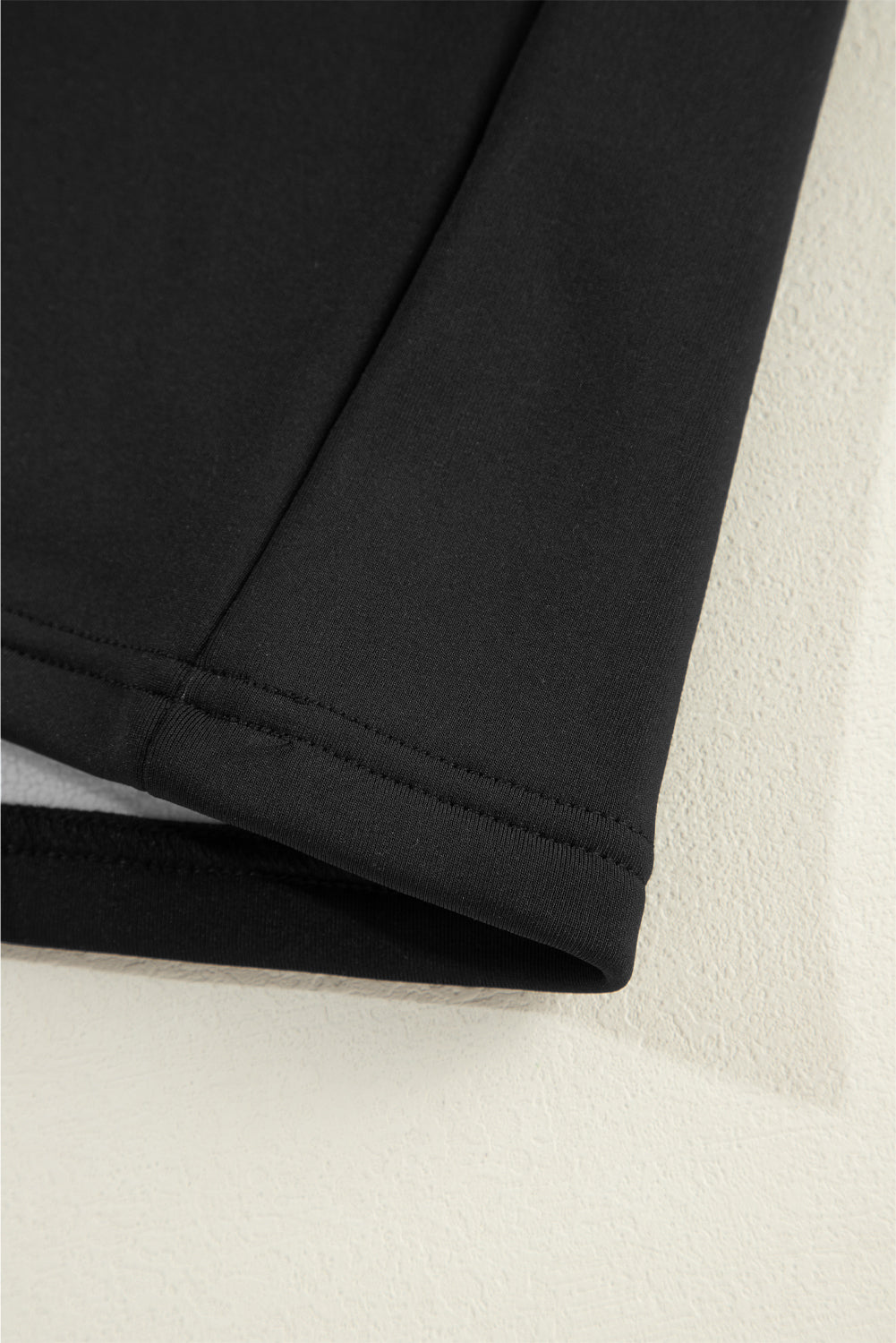 T-shirt noir à manches longues et col montant avec doublure thermique