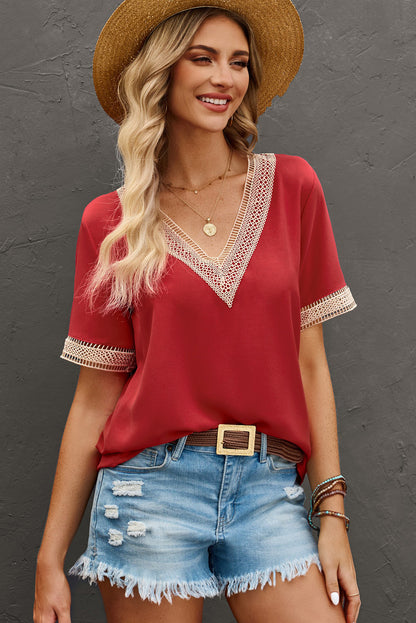 Chemisier à manches courtes et col en V avec bordure en dentelle